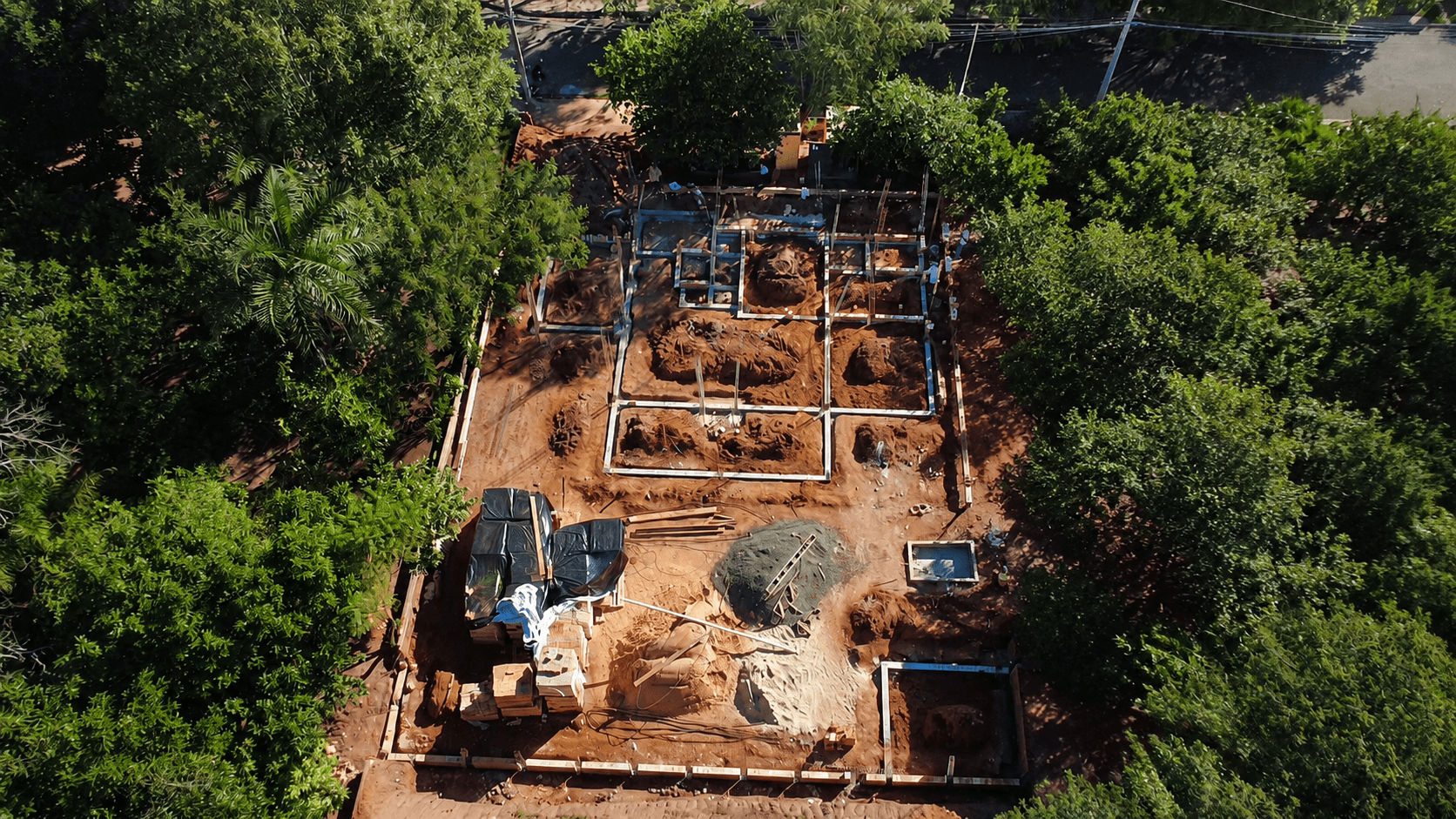 Vista aérea de fundação armada em execução para obra residencial, atendida pela RD Ferragens em Avaré